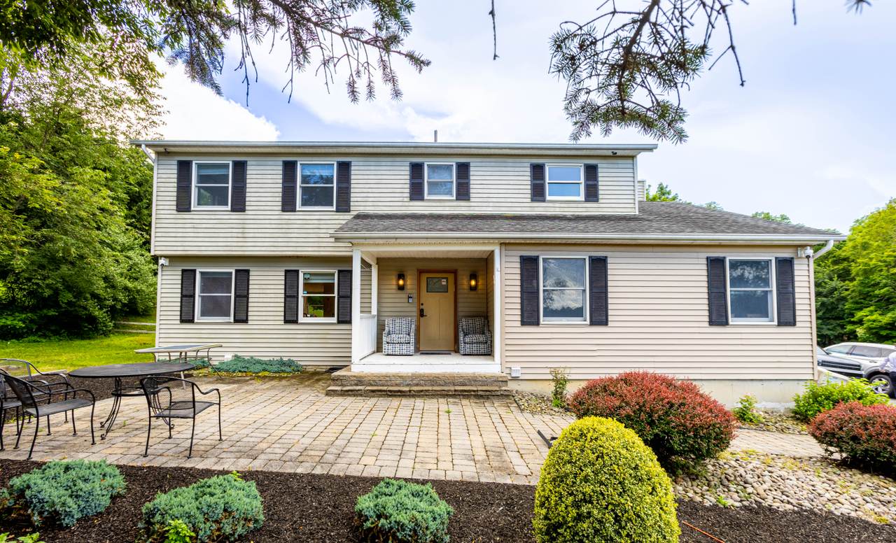 The Hosted Whitetail — exterior